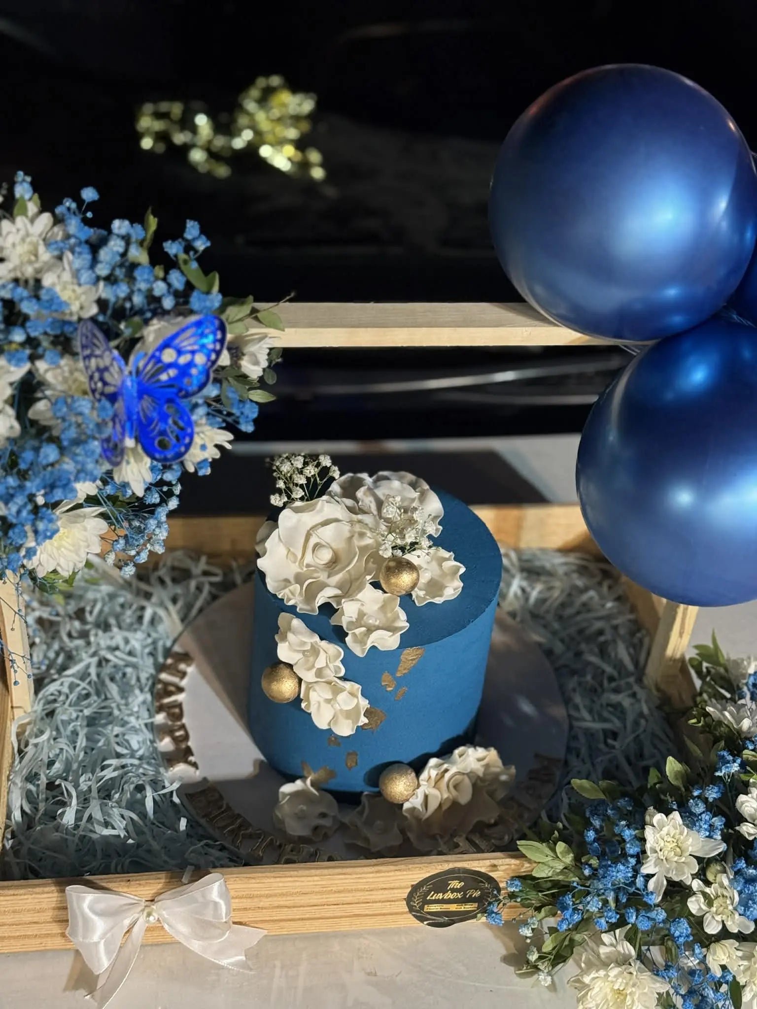 Timeless Bloom Tray 🌸✨ – 3 lbs Premium Cake & Floral Basket - Image 2