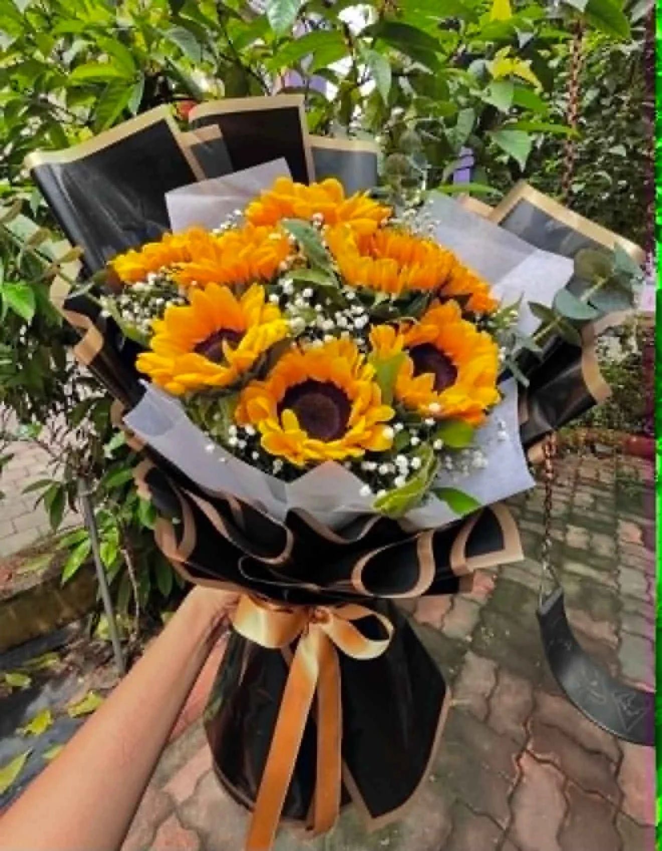 Black & Bloom – 10 Sunflower Luxury Bouquet