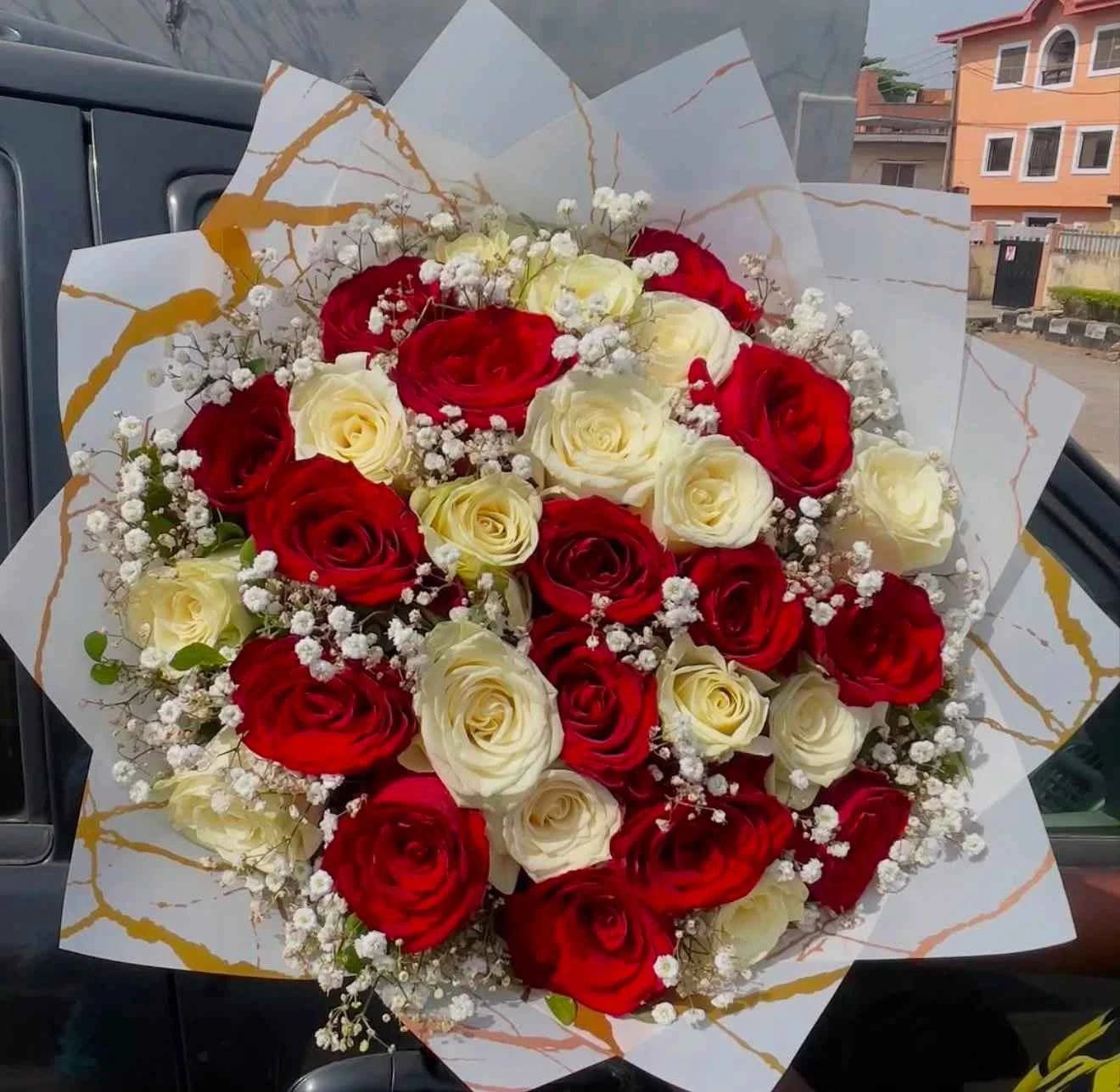 Crimson Prestige – 40 Long-Stem White & Red Rose Luxury Bouquet