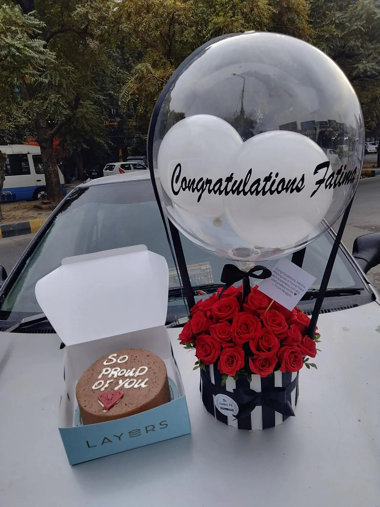 Proud Moments 🎓 Graduation Celebration Combo – Cake & Rose Balloon Box