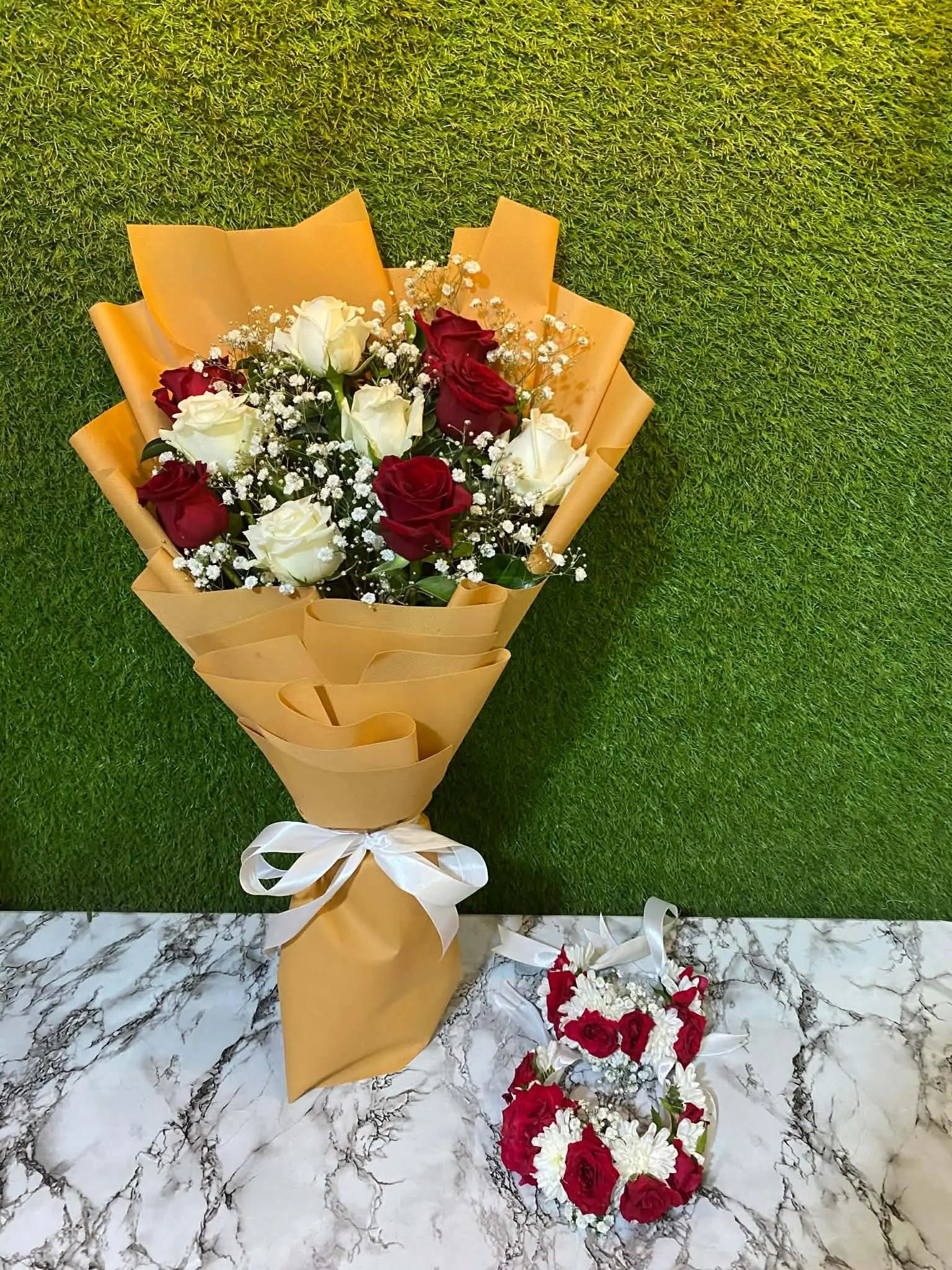 Scarlet Ivory Royale ❤️🤍 – Premium Rose Bouquet & Floral Gajray Set